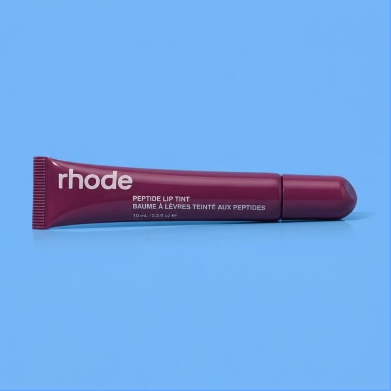 Rhode Tinte de Labios con Péptidos, tubo granate sobre fondo azul