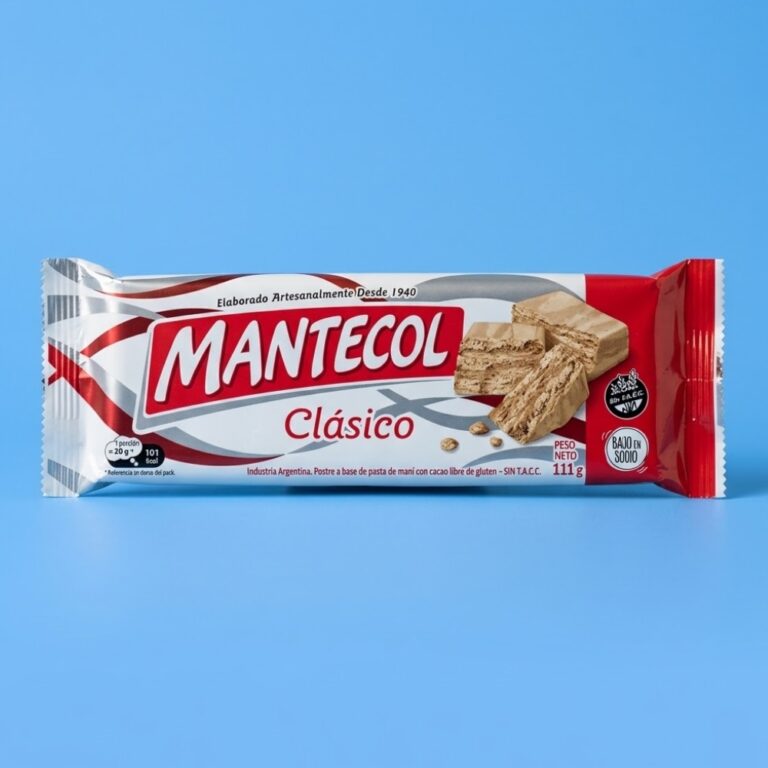 Mantecol Clásico, turrón de maní argentino, en su envoltorio sobre fondo azul