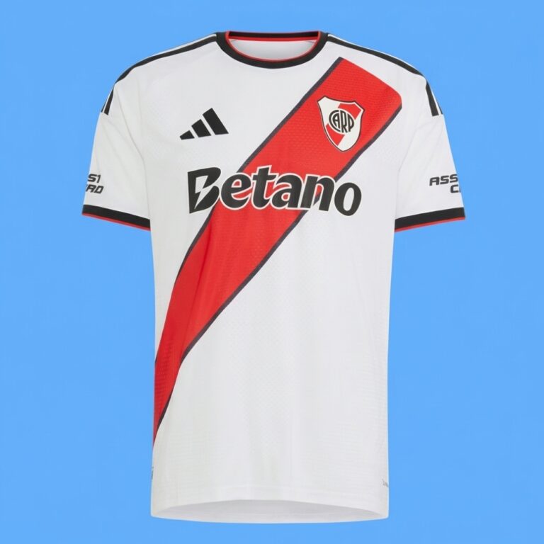 Camiseta titular de River Plate de adidas, edición 2015, blanca con la banda roja