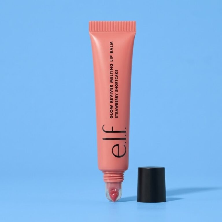 Bálsamo labial nutritivo con color de e.l.f., tubo rosa sobre fondo azul